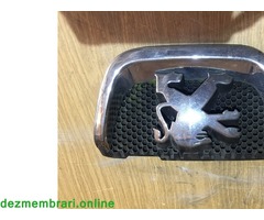 Emblema fata Peugeot 407 cod 1858140030